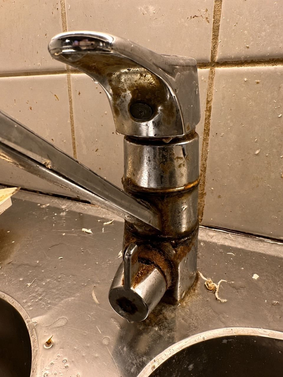 Verschmutzter Wasserhahn vor der Reinigung