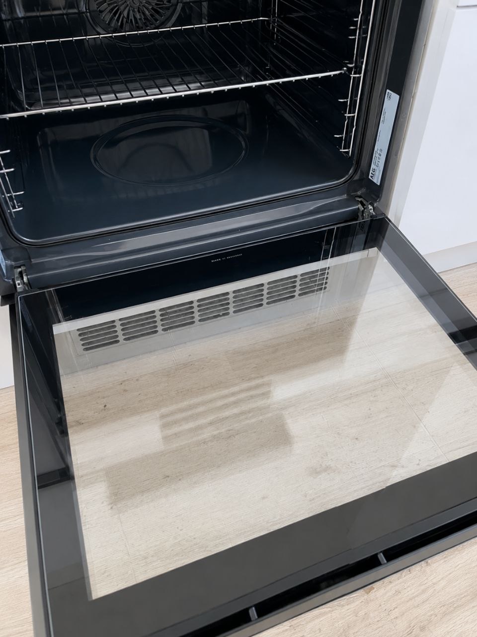 Gereinigter Backofen nach der Reinigung