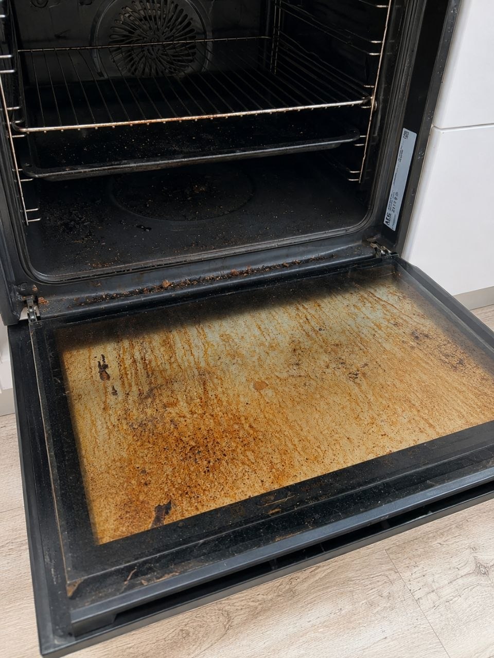 Verschmutzter Backofen vor der Reinigung