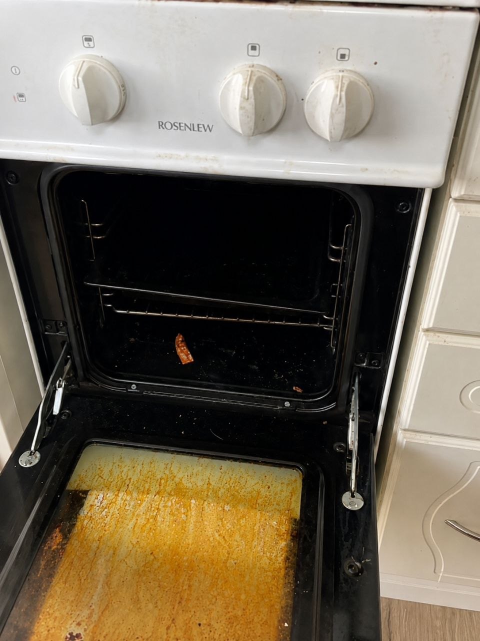 Verschmutzter weißer Backofen vor der Reinigung